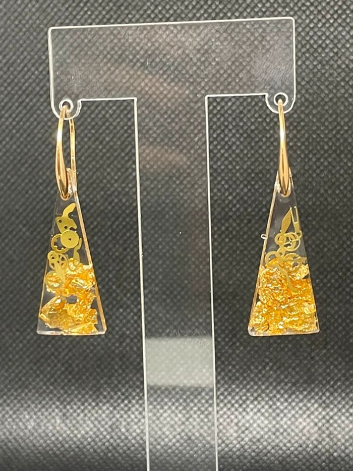 Boucles d’oreilles résine, paillettes et aiguilles - photo numéro 2