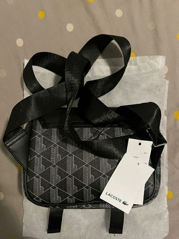 Sacoche Lacoste monogramme messenger