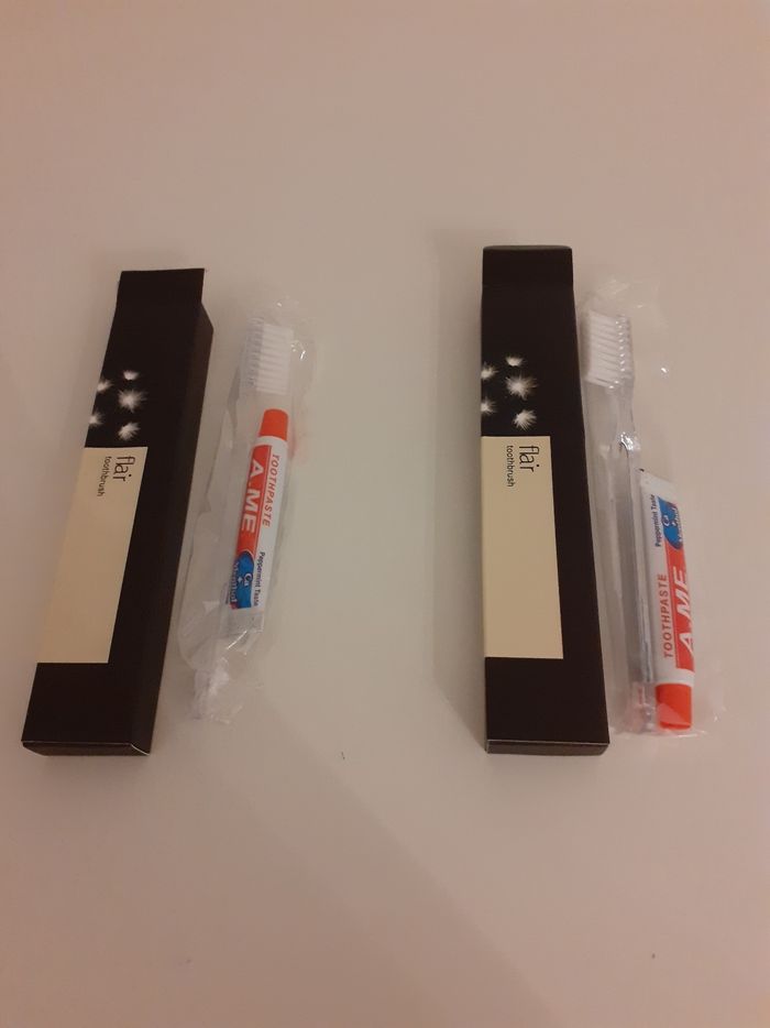Lot de 2 brosses à dent avec dentifrice