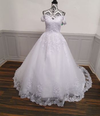 Robe de mariée princesse en tulle et dentelle florale
 Taille 38/40