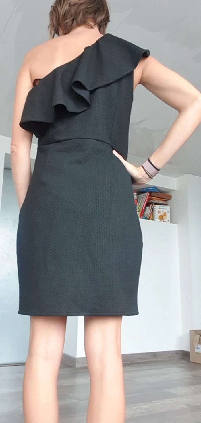 très belle robe etam taille 38 mais convient à un 36 en très bon état