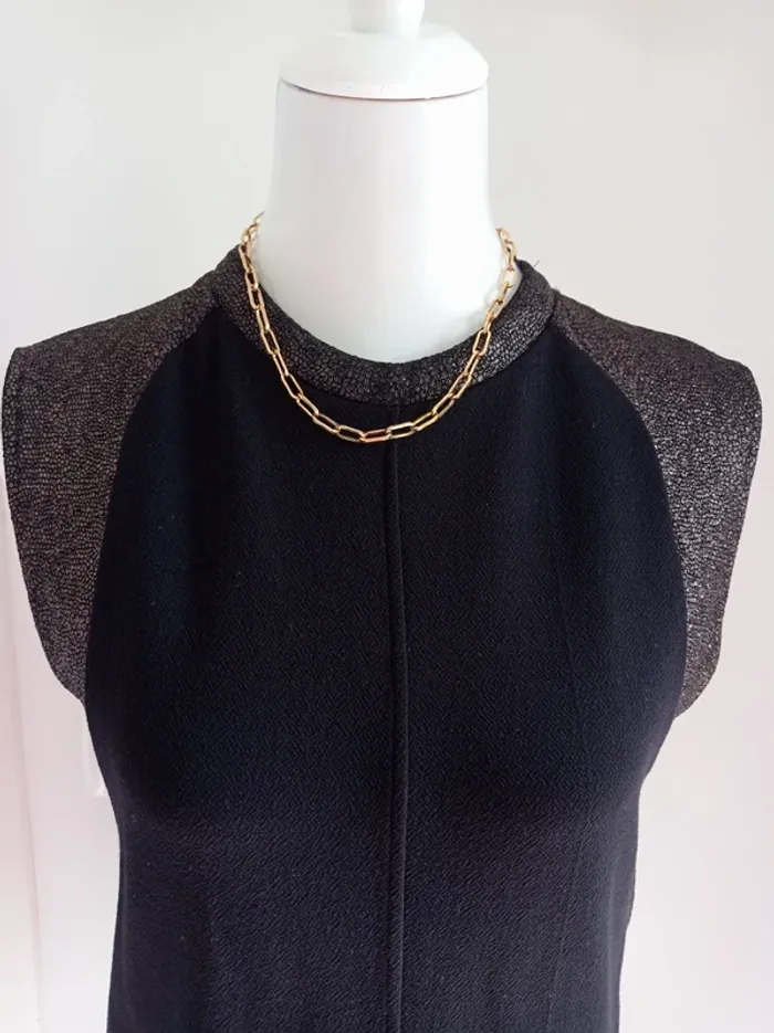 Magnifique robe noire habillée avec doré brillant col et épaules T.M Pull&Bear - photo numéro 2