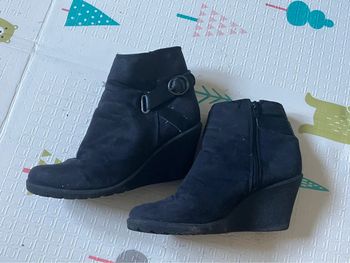 Bottines compensées noires effet daim 39