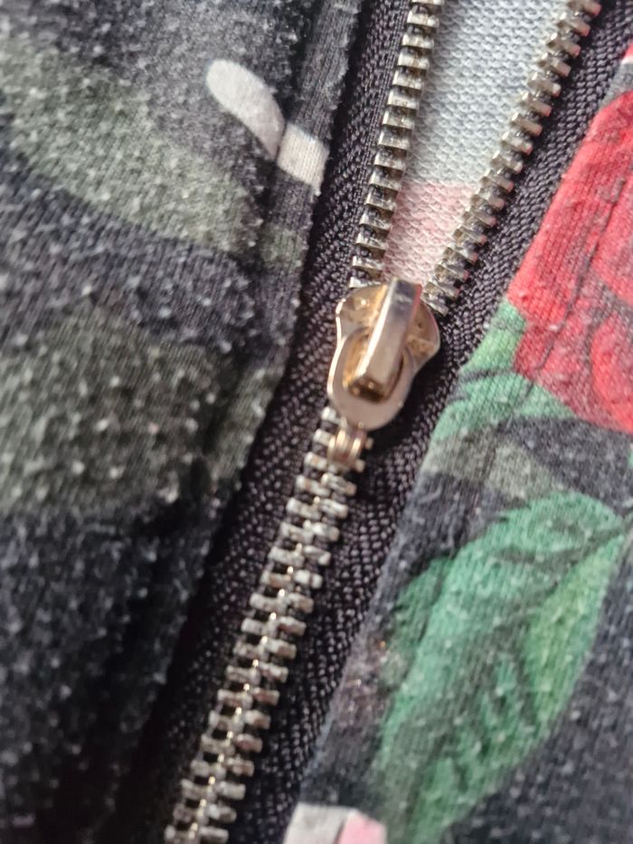 Superbe veste zippée camouflage et roses - photo numéro 3