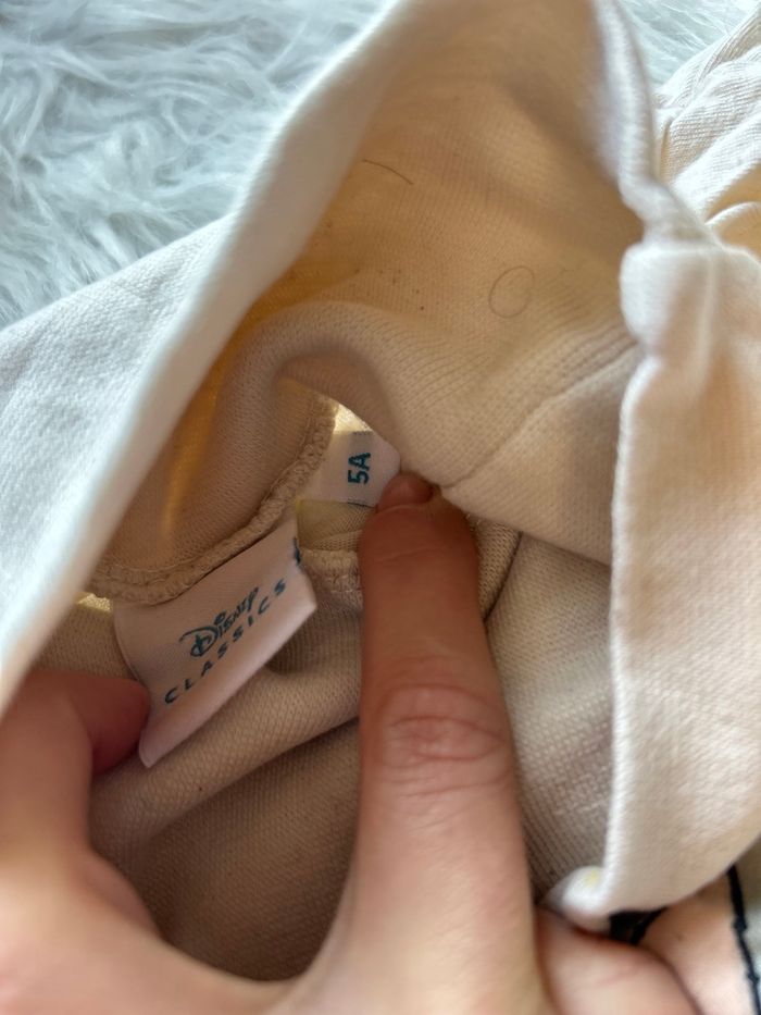 Très beau tee shirt balbi manches longues 🥰 taille 5 ans disney Une petite tache sur la manche - photo numéro 2