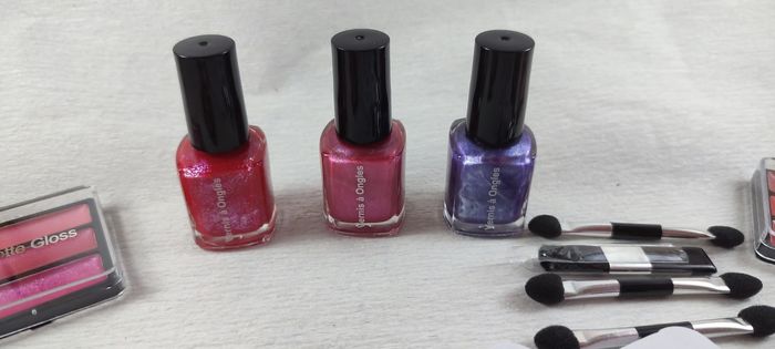 Lot de produits maquillage et accessoires - Neuf - photo numéro 3