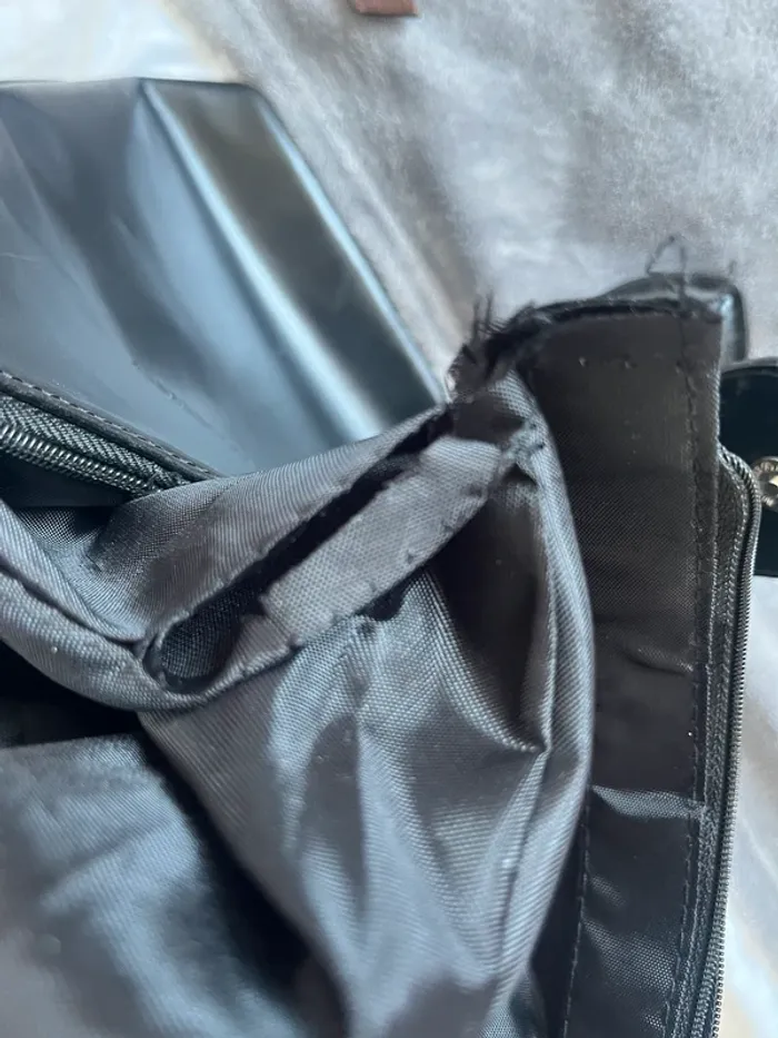 Sac Y2K vintage noir verni à breloques – style 2000s - photo numéro 4
