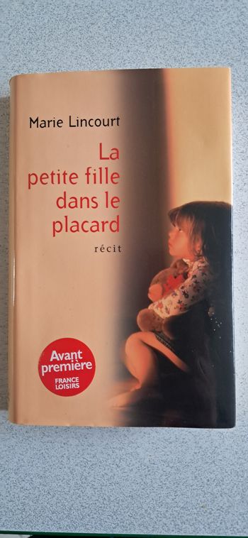 LA PETITE FILLE DANS LE PLACARD