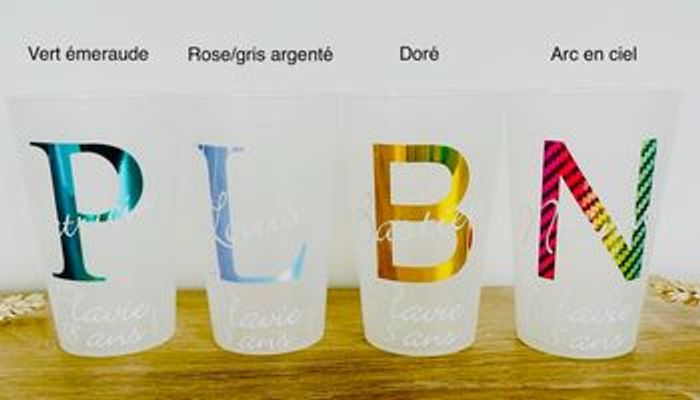 Gobelet blanc personnalisé | initiale et prénom des invités | vinyle holographique - photo numéro 4