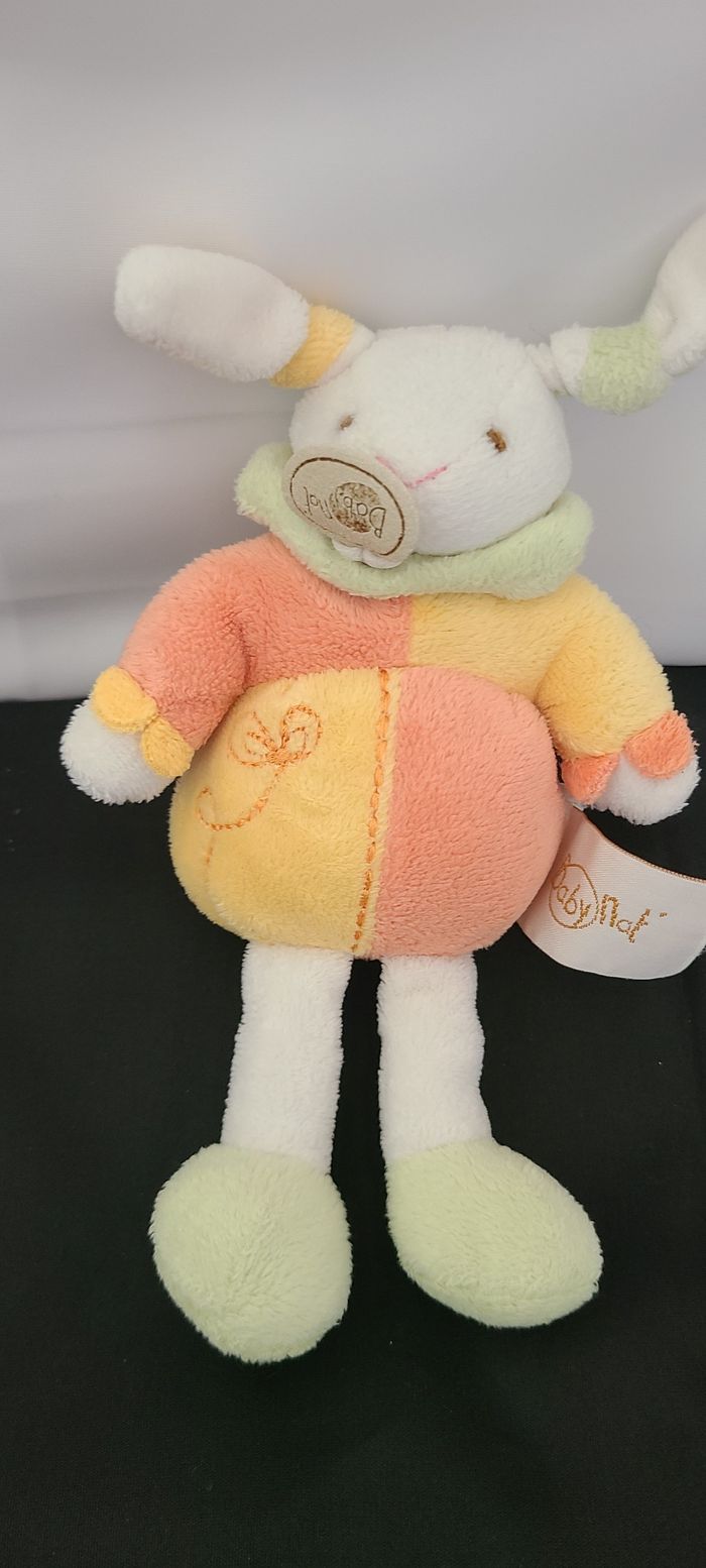 Peluche doudou lapin blanc BABY NAT' jaune vert orange fleur grelot 17 cm