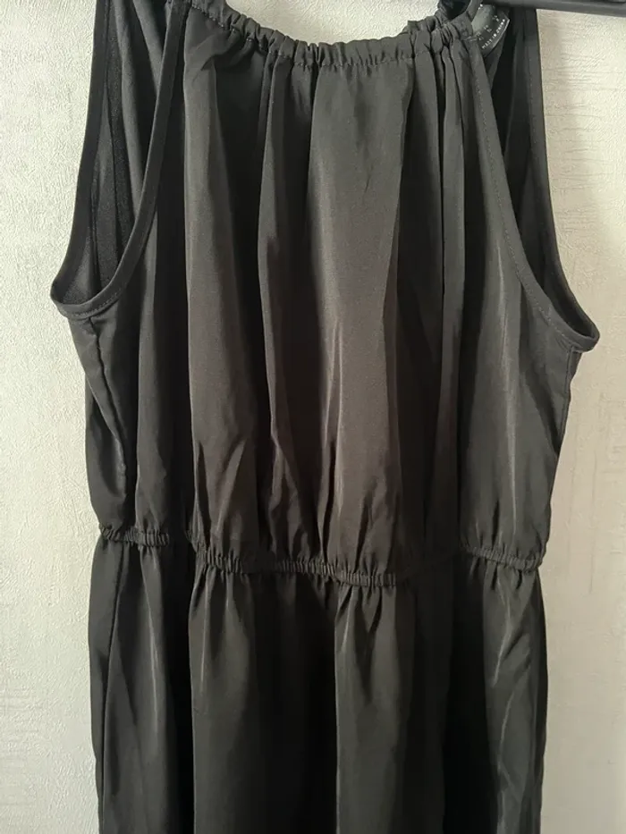 Jolie robe noire à nouer au cou et fente sur le côté - photo numéro 3