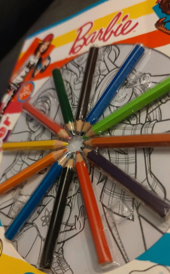 Barbie super coloriage neuf avec crayon de couleurs - photo numéro 3