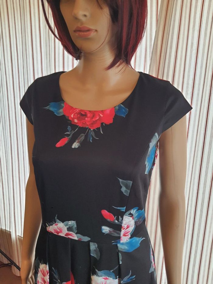 Jolie Robe Paola! Taille be fr 38 noir fleuries - photo numéro 7