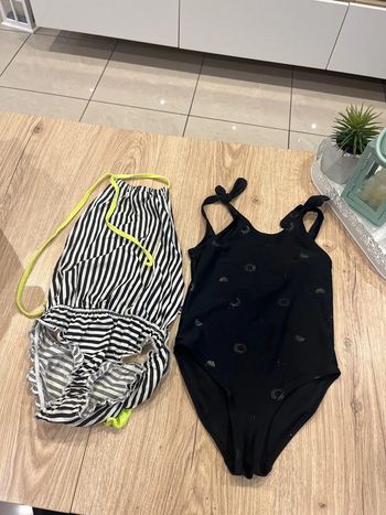 Lot de 2 maillot en bon état fille taille 5 ans