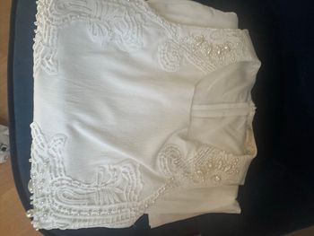 Robe blanche avec perles 