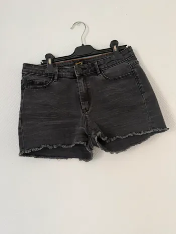 Short en jean noir taille 38 bizzbee en très bon état