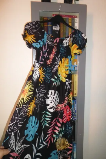 robe longue évasé d'été noir a motifs taille M/L élastique 25cm niveau poitrine neuve