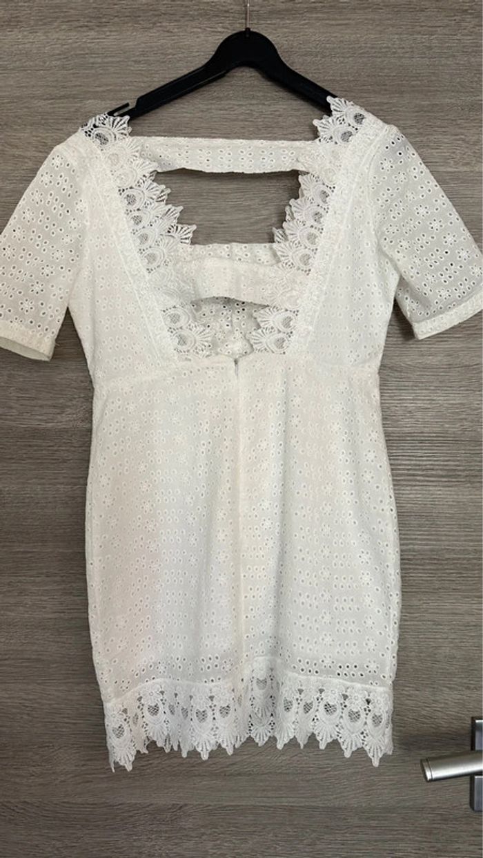 Superbe robe en dentelle doublée - photo numéro 2