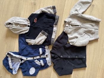 Lot de 4 gilets taille 12 mois