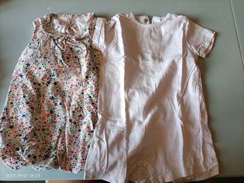 Une barboteuse et une robe