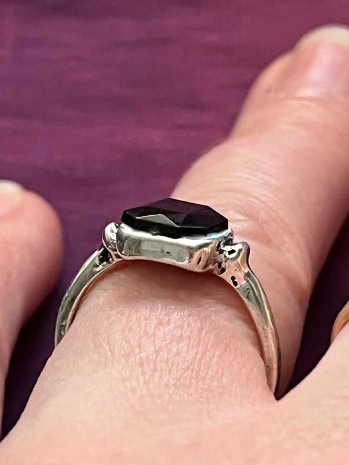 Belle bague en métal argenté avec pierre noire T. 57 femme TBE - photo numéro 5