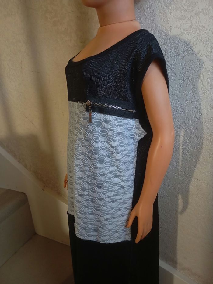 Robe sans manche . 10 ans .Noir brillant et bande dentelle . Polyester élasthanne. Très bon état . - photo numéro 2