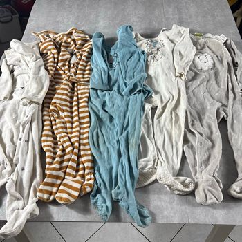 Lot 5 pyjamas bodies 24 mois