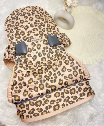 Porte bébé physiologique babybjörn modele One motif léopard  Neuf