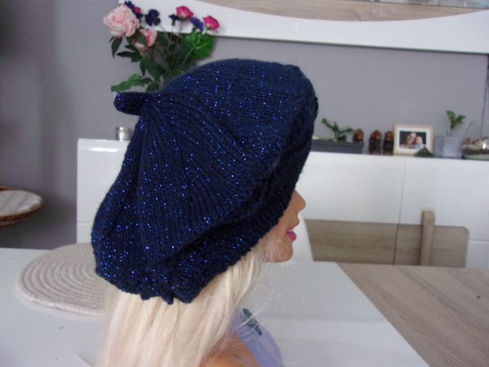 bonnet genre béret couleur bleu marine pailleté- taille unique -fait main- - photo numéro 2