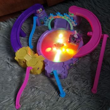 Hasbro FurReal Friends Dizzy Dancers + Piste Disco Lumineuse