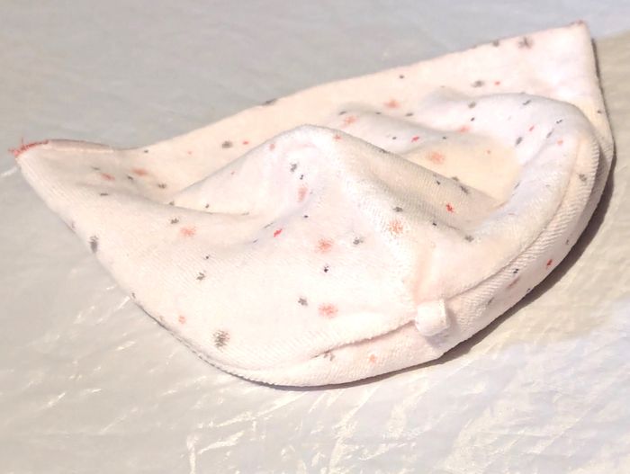 Bonnet Rose Minuscules Etoiles Grises Rouges Roses Vêtement Accessoire Petits Enfants Bébés - photo numéro 4