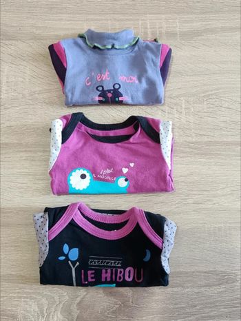 C44 Lot bodies petit béguin 3 mois
