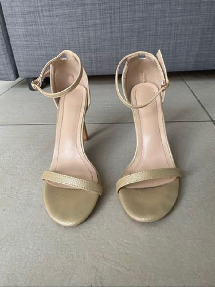 Sandales à talons dorées – Chic et intemporelles ! - photo numéro 3