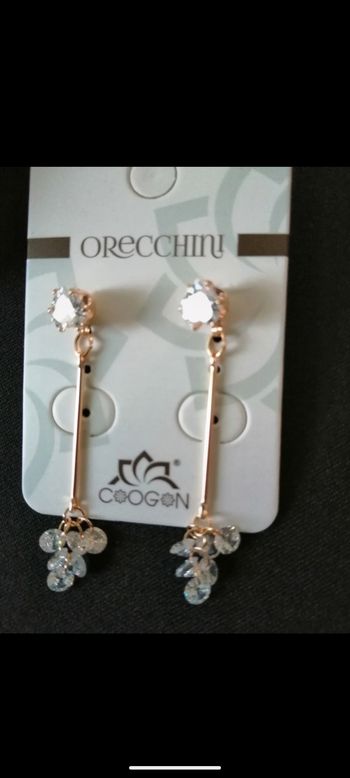 Magnifique paire de boucles en plaqué or serti de Zirconiums.