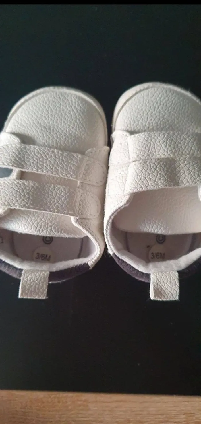 Lot de 2 paires de chaussons et 1 paire chaussure 3-6 mois - photo numéro 9