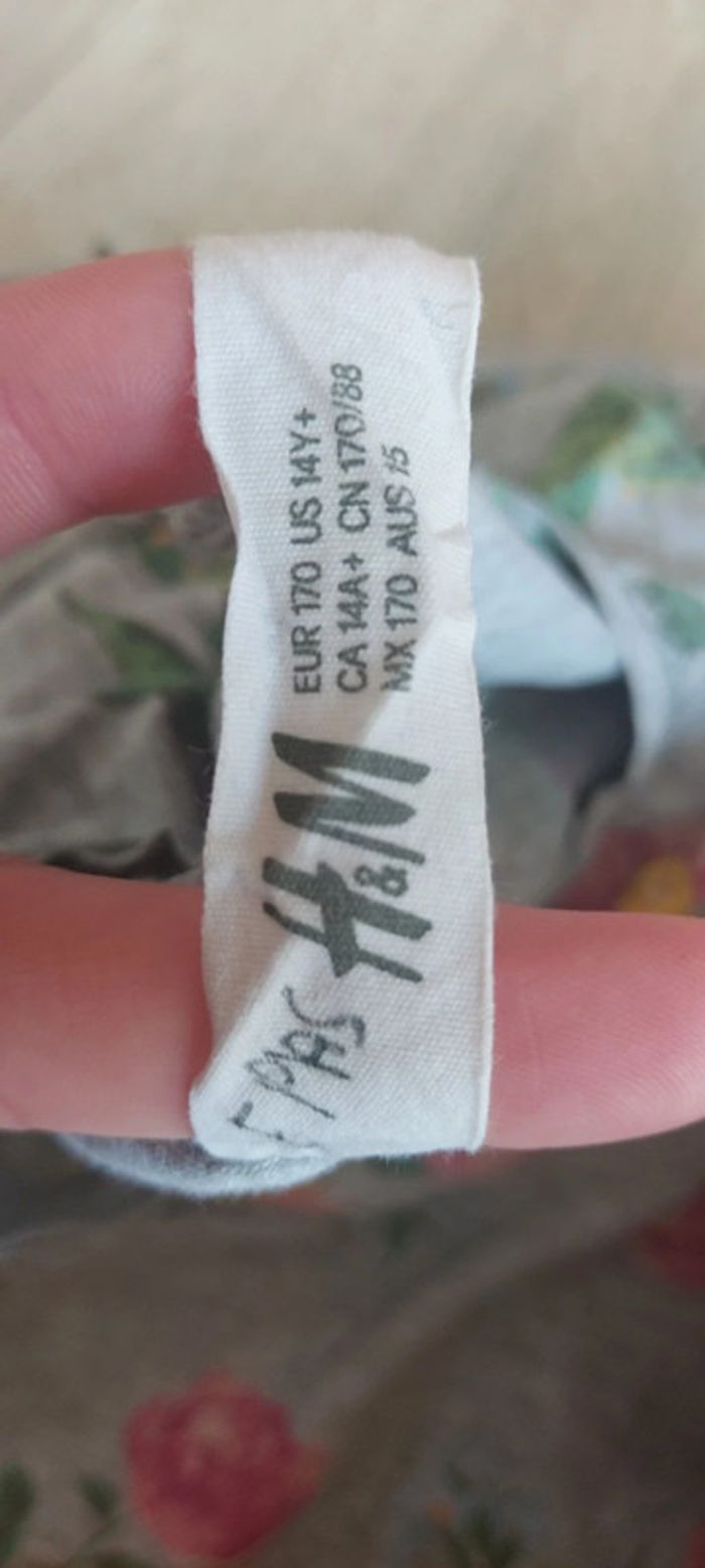 T shirt gris à fleurs, manches courtes, H&M, taille 14 ans - photo numéro 4