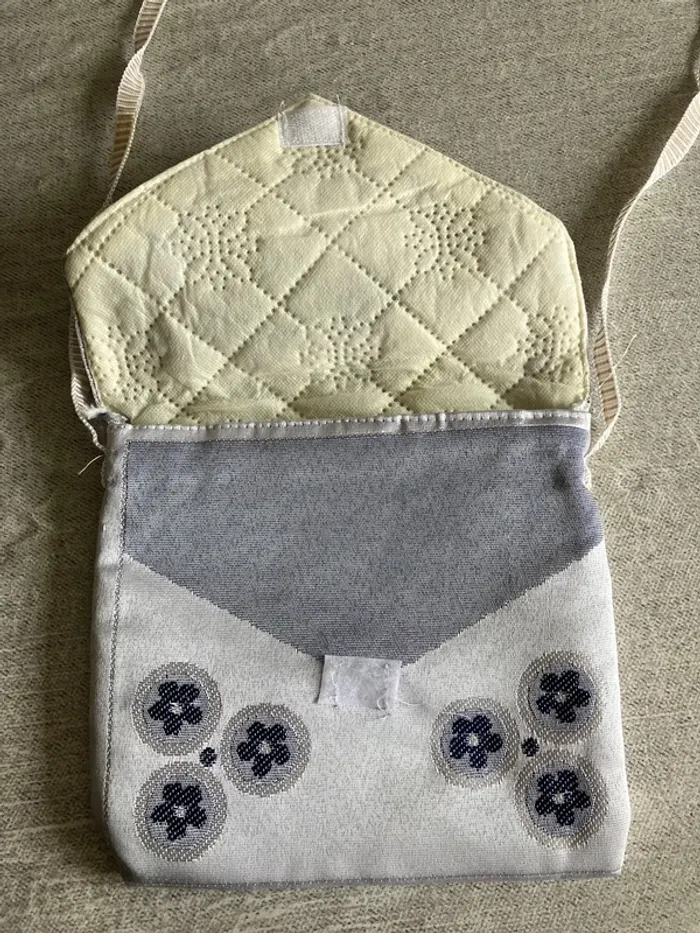 Pochette fleurie bleu – fermeture scratch - photo numéro 3