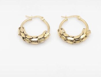 Une paire de boucles d’oreilles en acier inoxydable de très bonne qualités résiste à l’eau