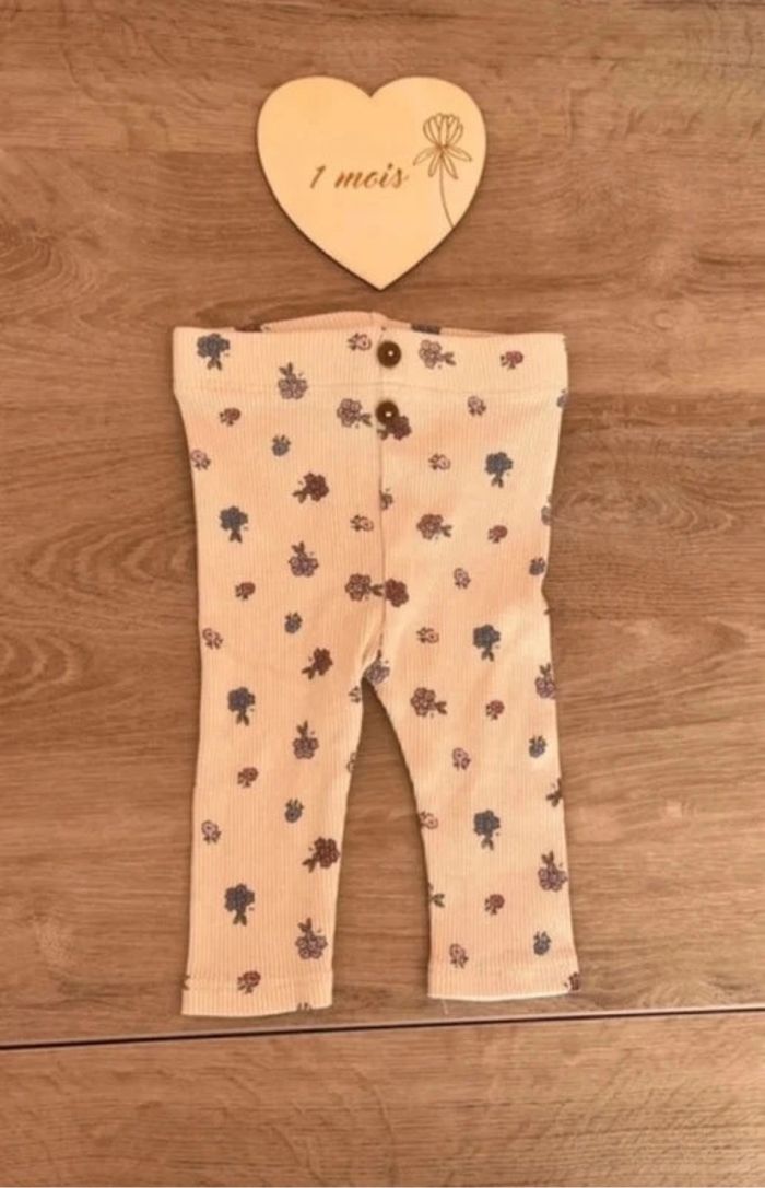 Lot de 3 leggings bébé fille – 1 mois – Kiabi – Côtelé fleuri – Neufs - photo numéro 4