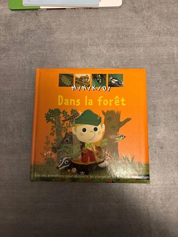Livre minikidi dans la forêt
