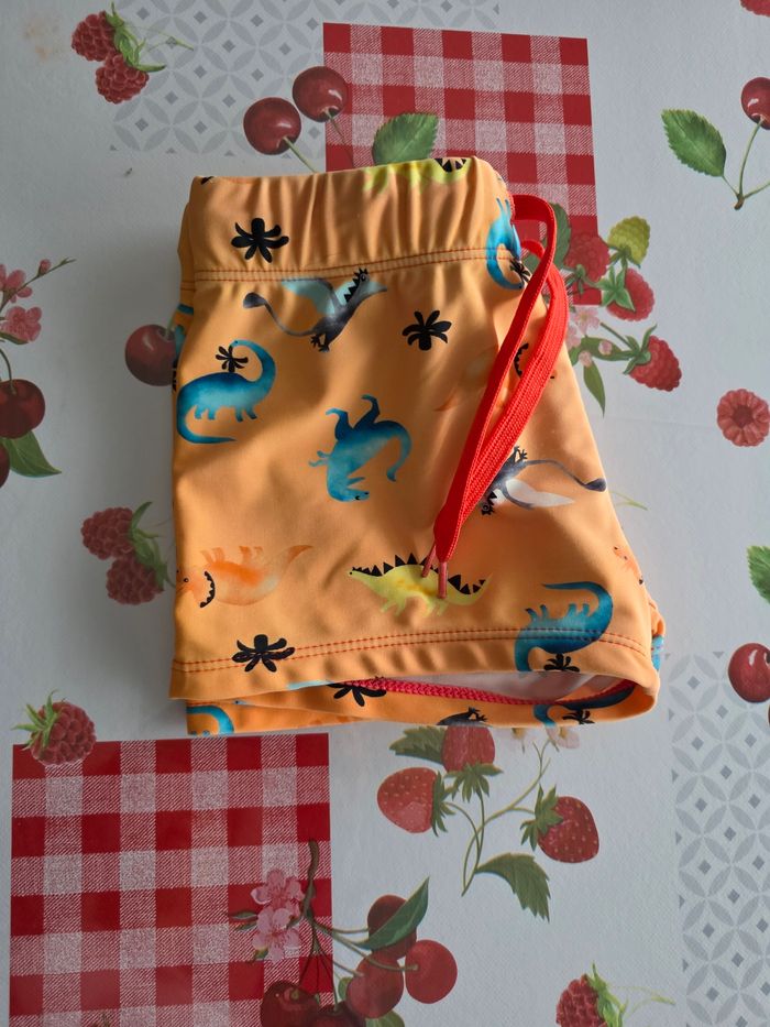 MAILLOT DE BAIN GARÇON  MOTIFS DINOSAURES AVEC UN CORDON POUR SERRER TAILLE 8ANS MARQUE GÉMO - photo numéro 5