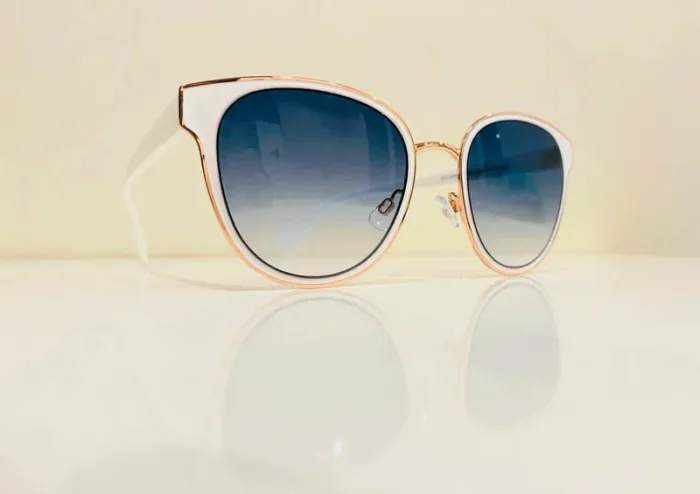 Lunette de soleil femme blanche et dorée verres bleus dégradés UV protection catégorie 2 - photo numéro 6