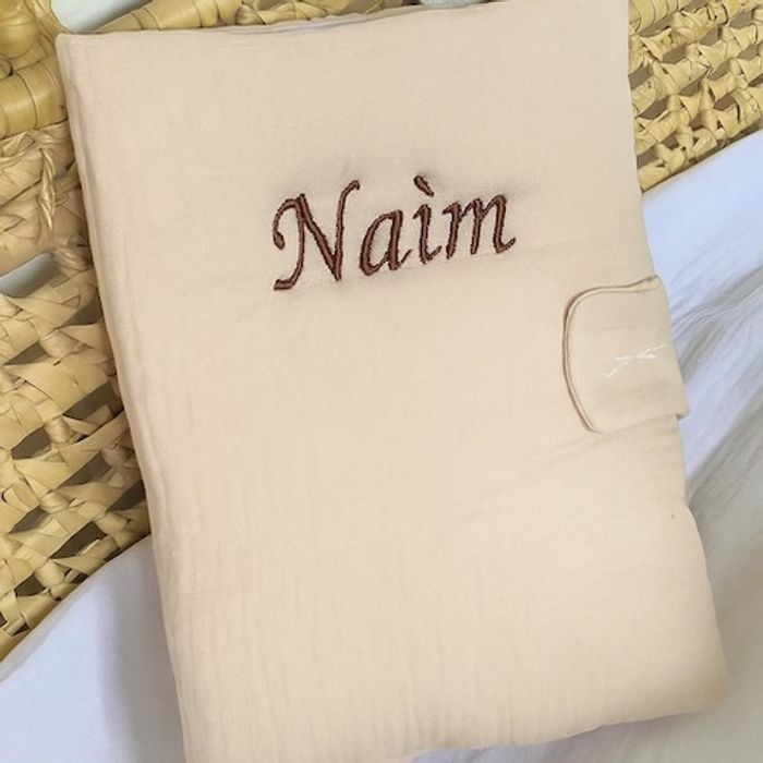 Protege carnet de santé beige broderie marron du prénom