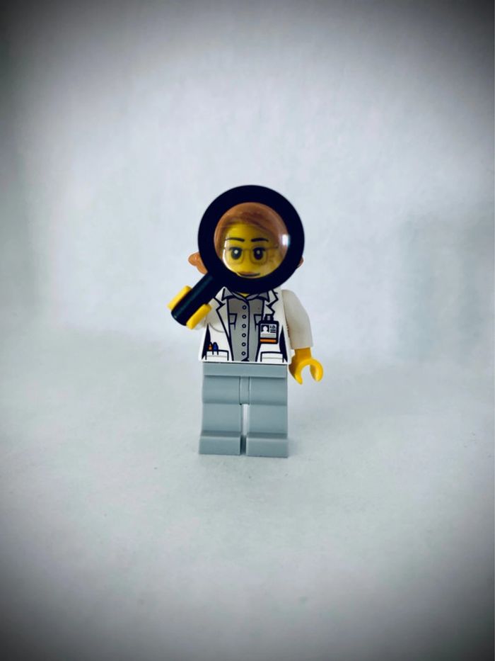 Minifigurine LEGO City cty1035 - Femme Scientifique - Très bon état - photo numéro 2