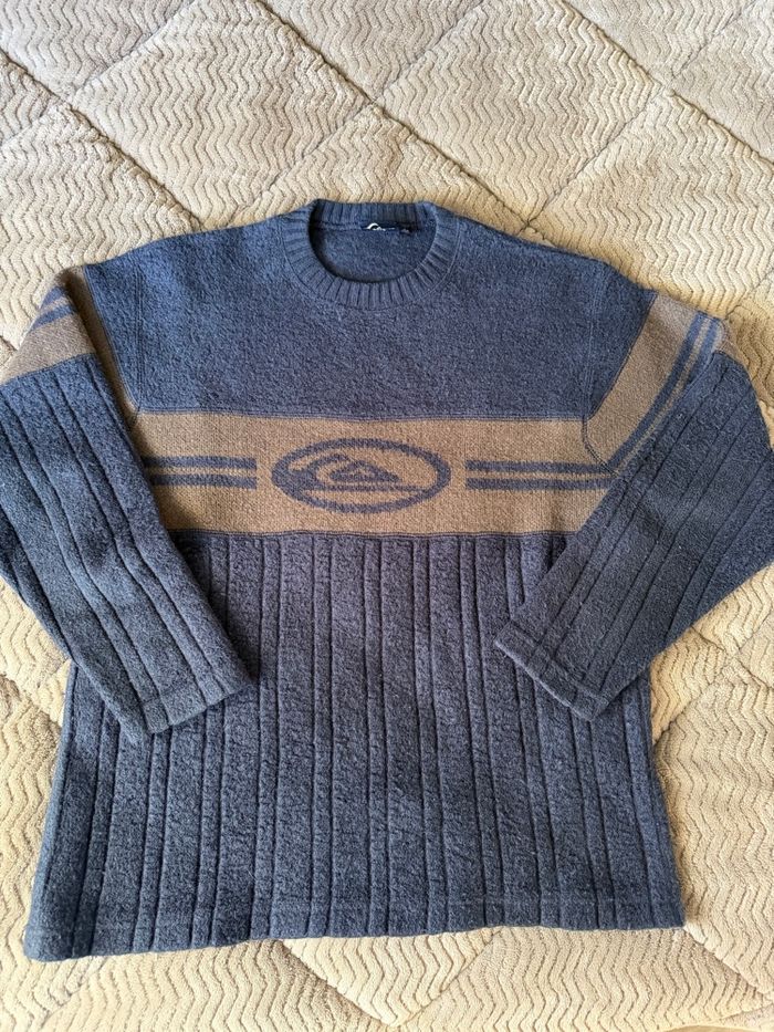 Pull QuickSilver en très bon état taille 16 ans S/M