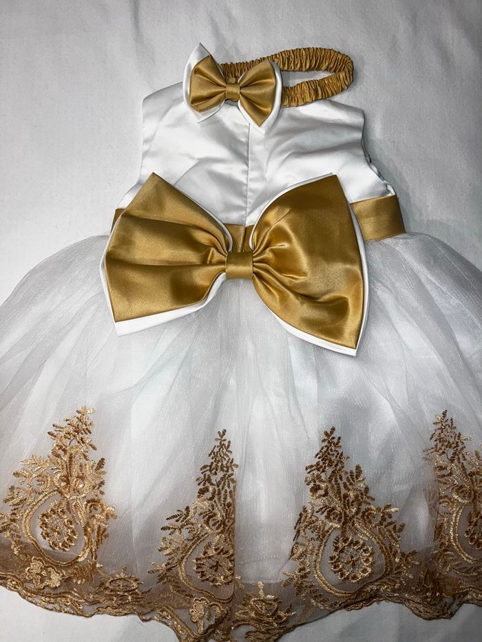 Vend robe de soirée taille 12/18mois neuve