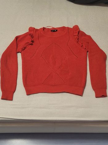 Magnifique pull rouge.