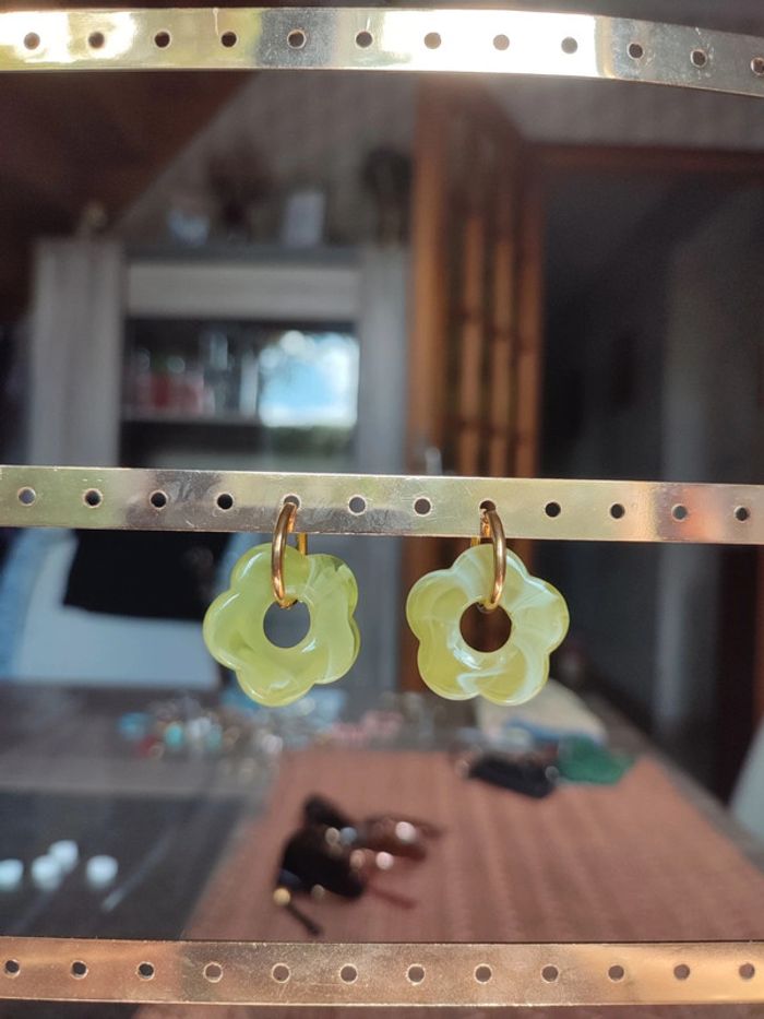Boucle d'oreilles fleur verte - photo numéro 3