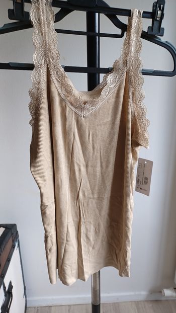 Débardeur côtelé dentelle