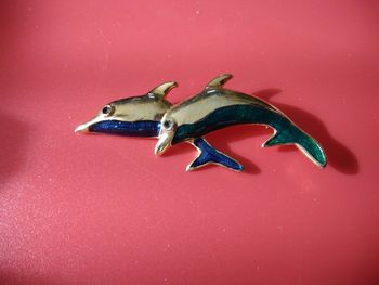 Broche dauphins bleu et vert